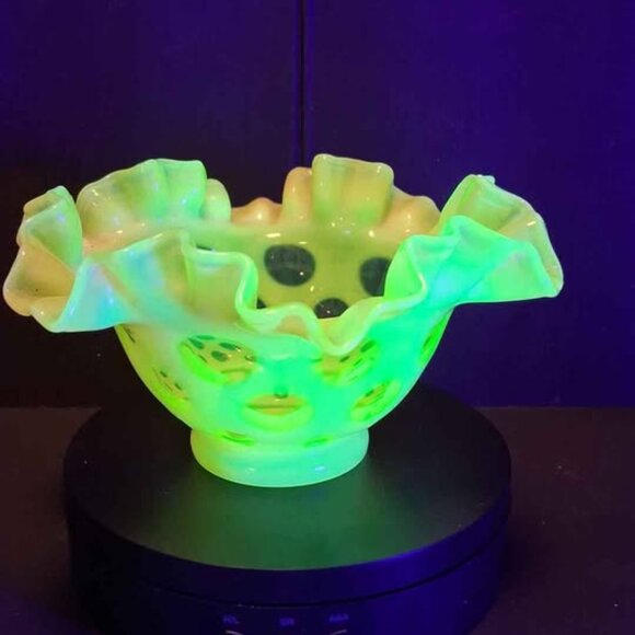 Fenton Uranium Glass Topaz Opalescent Coin Dot Ruffled Bowl - Picture 5 of 5